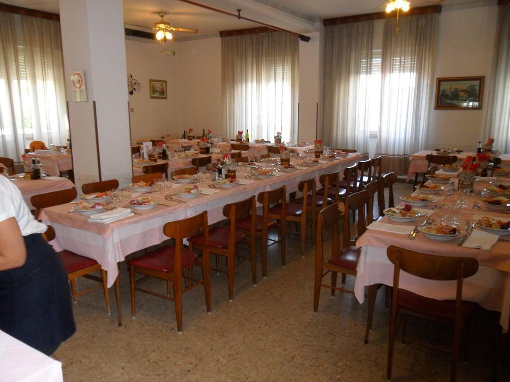 Hotel Hamburg Σενιγκάλια Εξωτερικό φωτογραφία