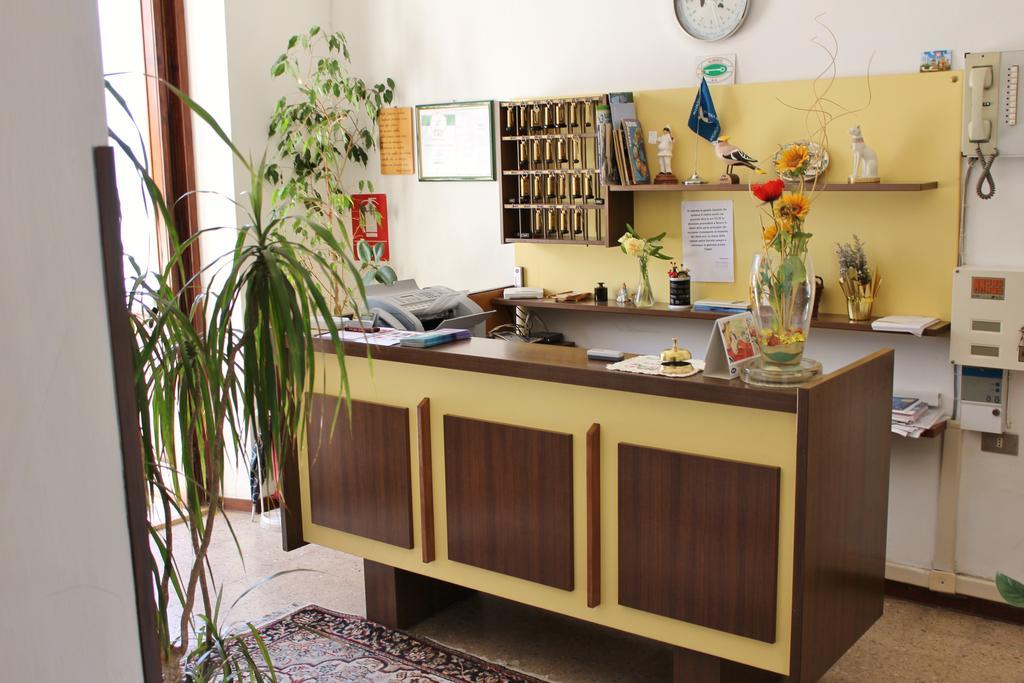 Hotel Hamburg Σενιγκάλια Εξωτερικό φωτογραφία