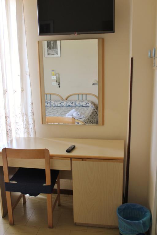 Hotel Hamburg Σενιγκάλια Εξωτερικό φωτογραφία